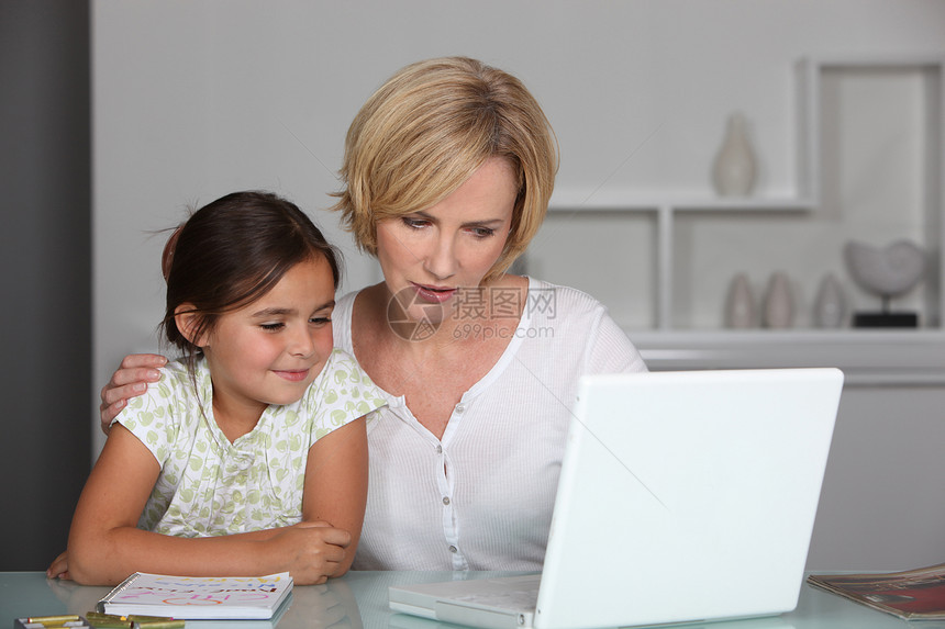 母亲帮助女儿做家庭作业成人电脑金发女郎侧板感情活动童年笔记本孩子衬衫图片