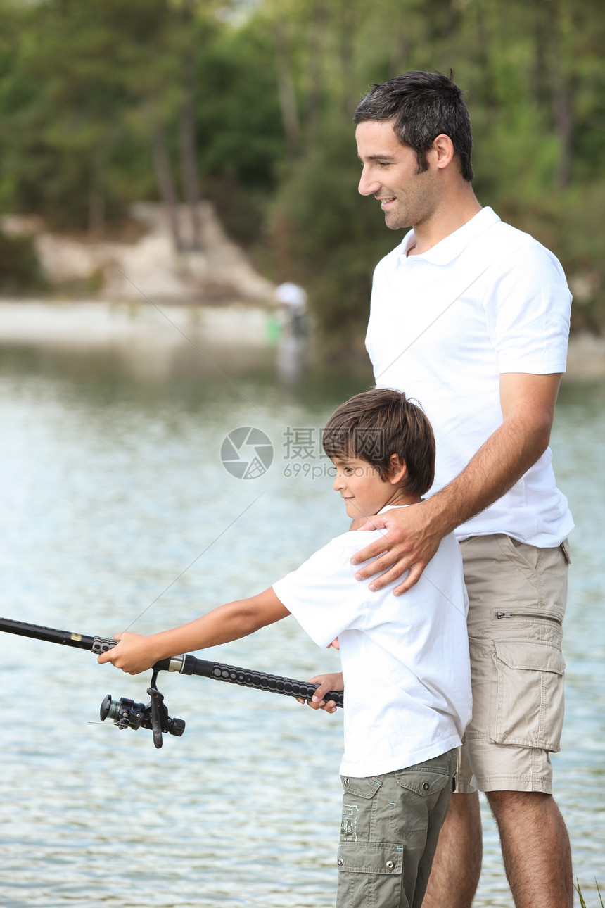 父亲和儿子捕鱼男人爸爸男性帮助钓鱼树木教学孩子绿色植物青春期图片