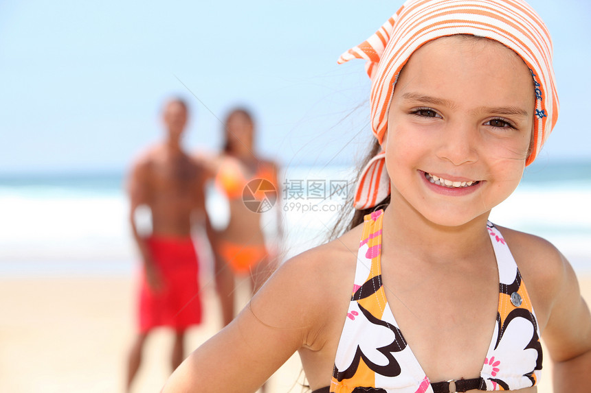 海滩上的女孩手帕泳装微笑比基尼条纹橙子花朵童年母亲孩子们图片