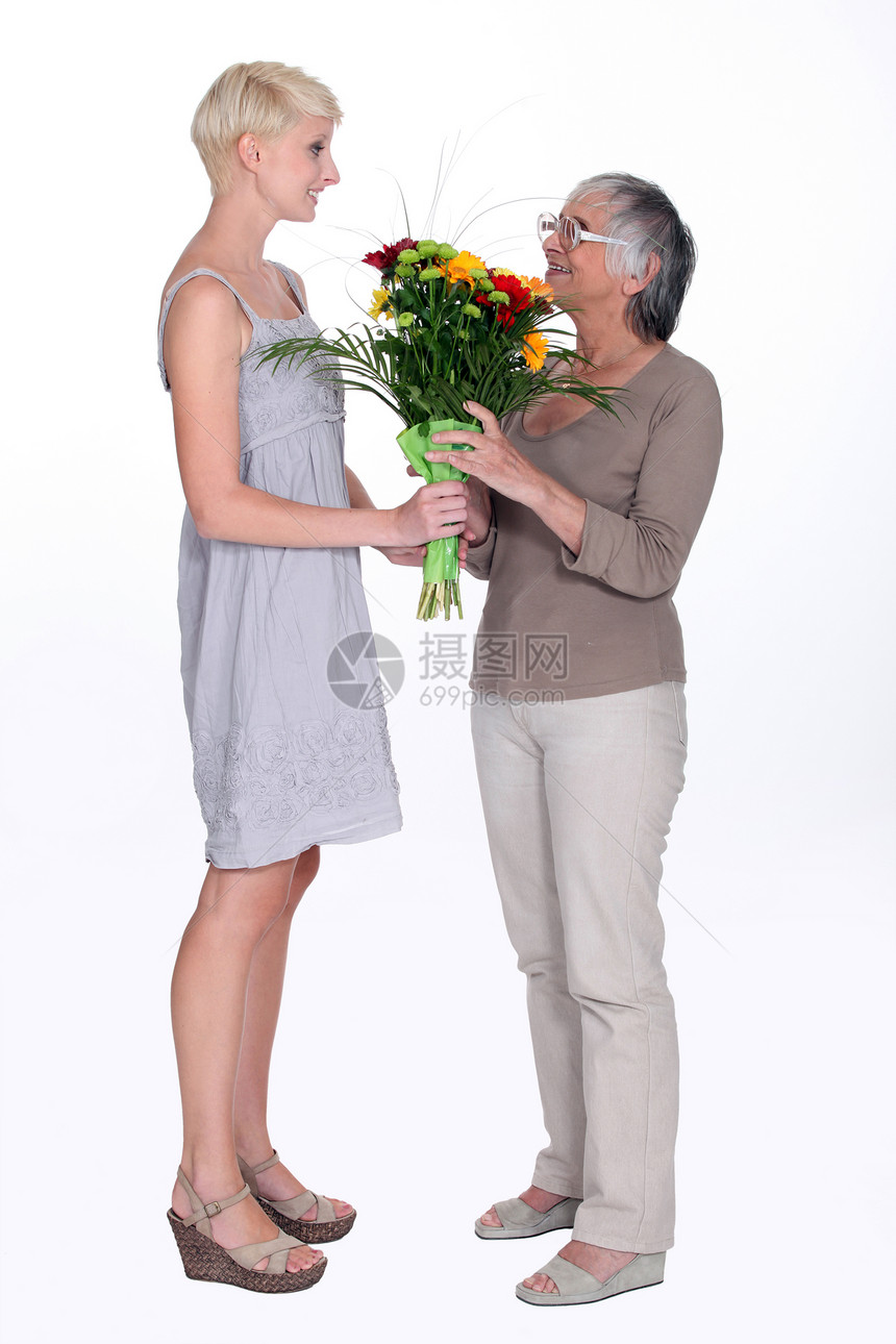 年轻妇女给年长女士送花图片