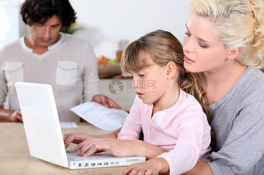 母亲带女孩和计算机图片