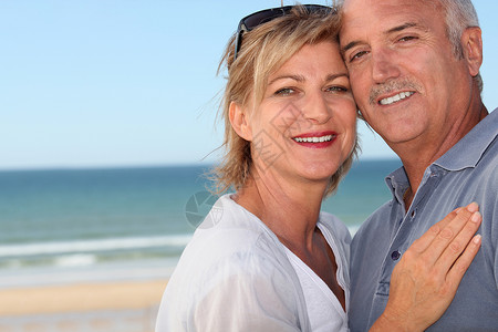 在海滩快乐的情侣家庭丈夫成人感情女性男人海洋男性妻子夫妻背景图片