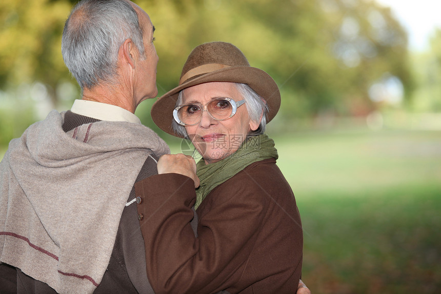 老年夫妇在公园中行走幸福退休拥抱男人女性长老舞蹈娱乐夫妻父母图片