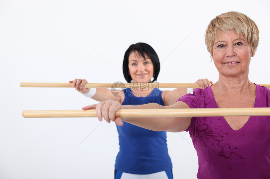 参加有氧运动班的妇女木头健身房福利消遣心血管班级女性娱乐休闲训练图片