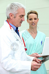 检查X光图像的医生和护士背景图片