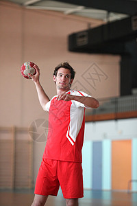 男人打手球团队游戏头发健身房短裤男性红色白色大厅运动背景图片
