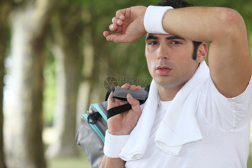 男人擦他的眉毛汗水工作疲劳有氧运动耐力活力毛巾跑步锻炼肌肉状况图片