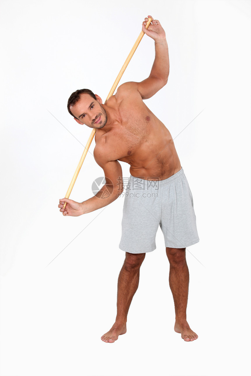 男人用木棍锻炼图片