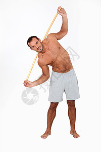 男人用木棍锻炼背景图片