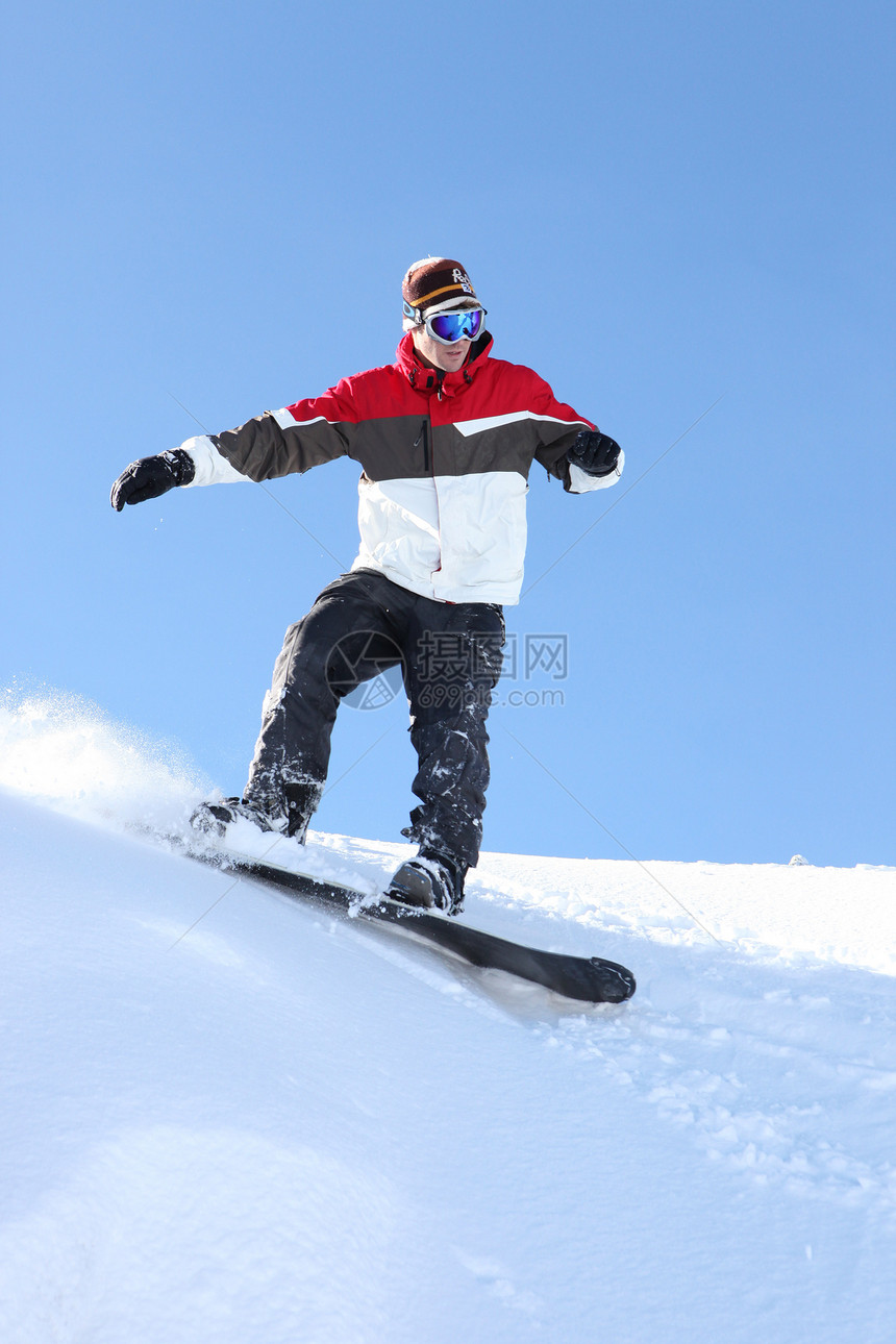 自信的滑雪板寄宿生竞赛运动便车头盔空气滑雪男人夹克特技图片