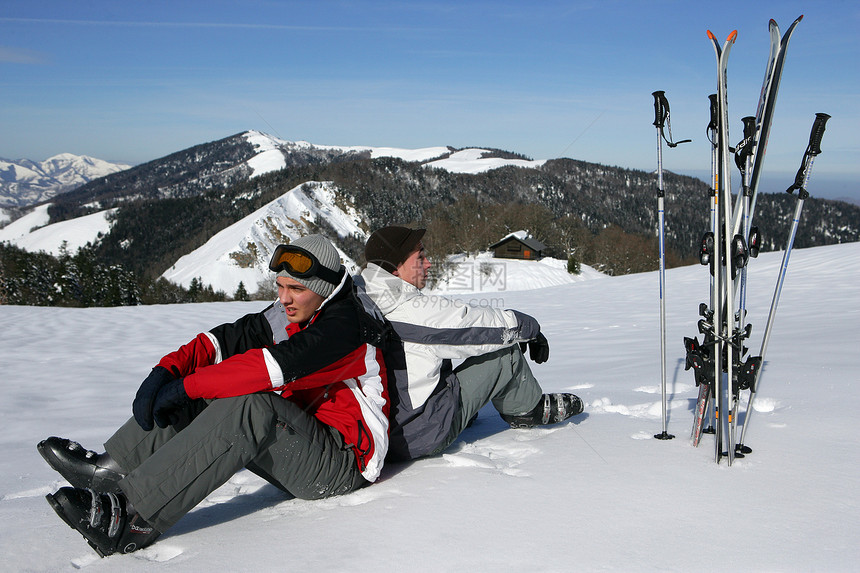 雪地上坐着的滑雪人图片