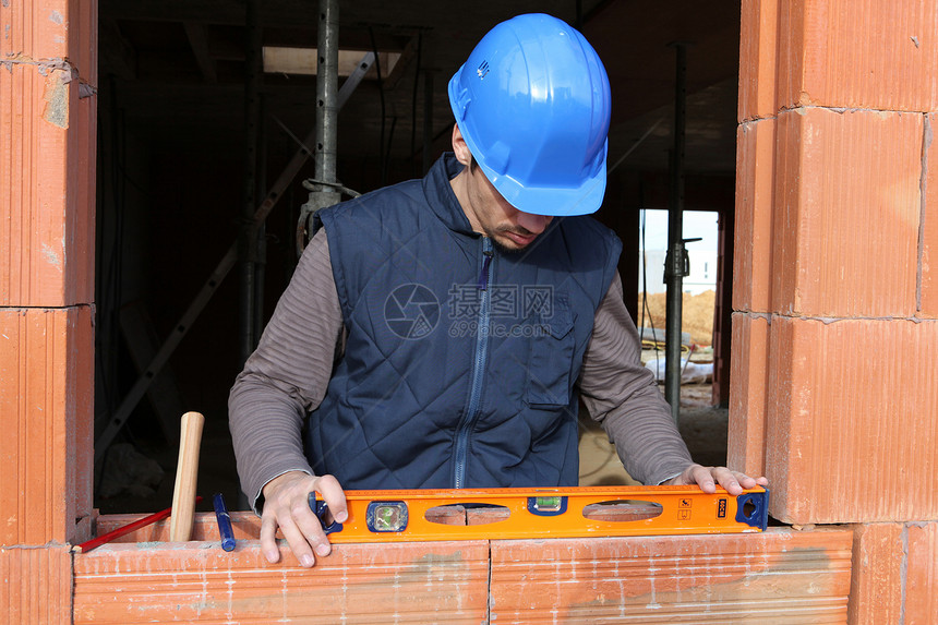 砖层测量测量器劳动者工匠工作贸易窗户职业瓦工蓝色红色金属图片