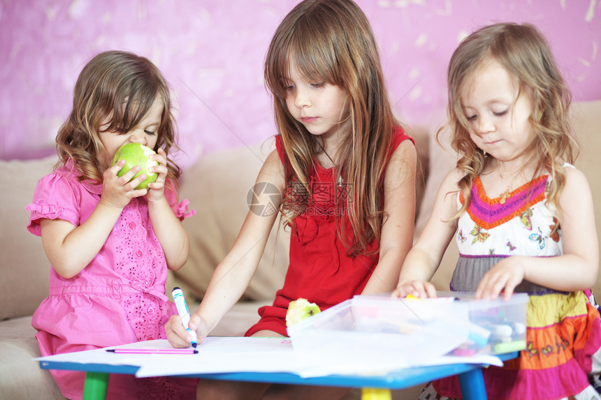 儿童玩具苗圃女孩们幼儿青年桌子公司绘画团体姐妹图片