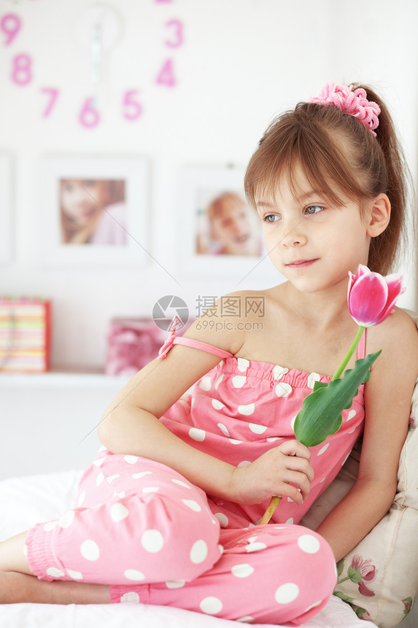 有花儿的孩子白色情怀童年幼儿园初恋学前班女孩郁金香卧室思维图片