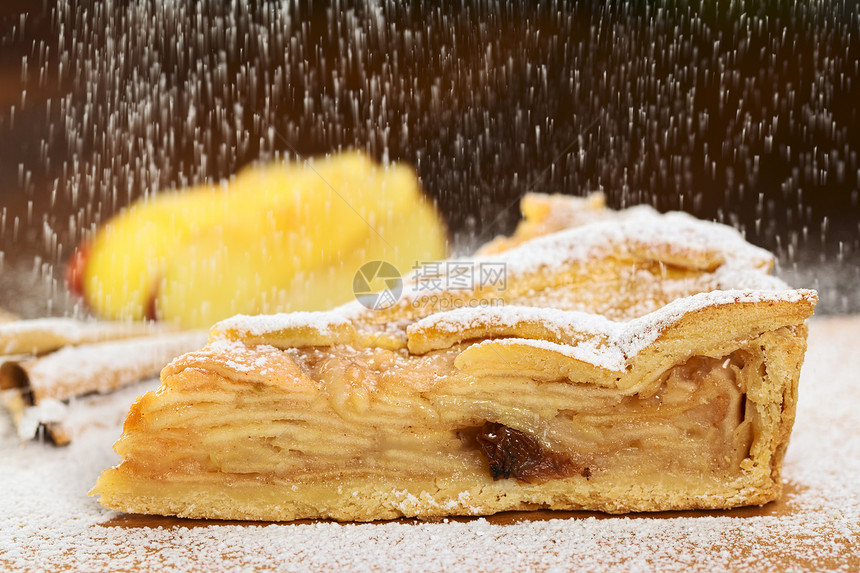 美味苹果派的切片甜点馅饼筛分照片糕点葡萄干蛋糕水平粉末食物图片