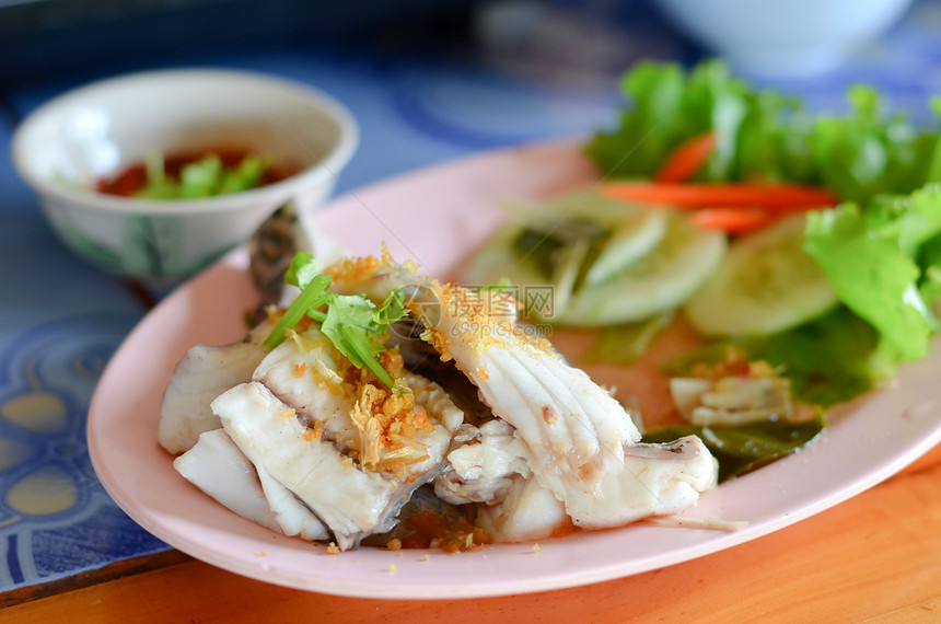 鱼盘鱼蒸汽草本植物食物午餐饮食烹饪洋葱炙烤蔬菜绿色图片