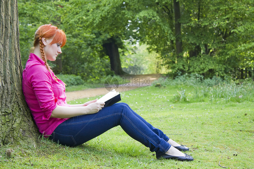 年轻美女 红头发的姑娘 在读一本书休息日光教育娱乐学习红发乐趣粉色喜悦学生图片