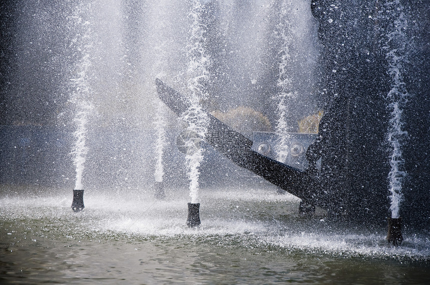 泉水的纯净辉煌之水公园液体运动天空飞溅洒水器场景城市乐趣喷泉图片