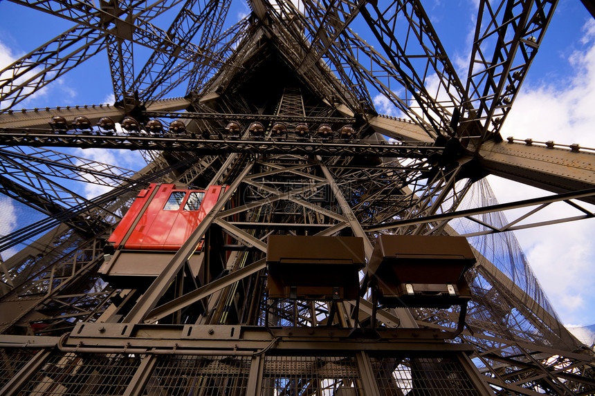埃菲尔铁塔的电梯图片