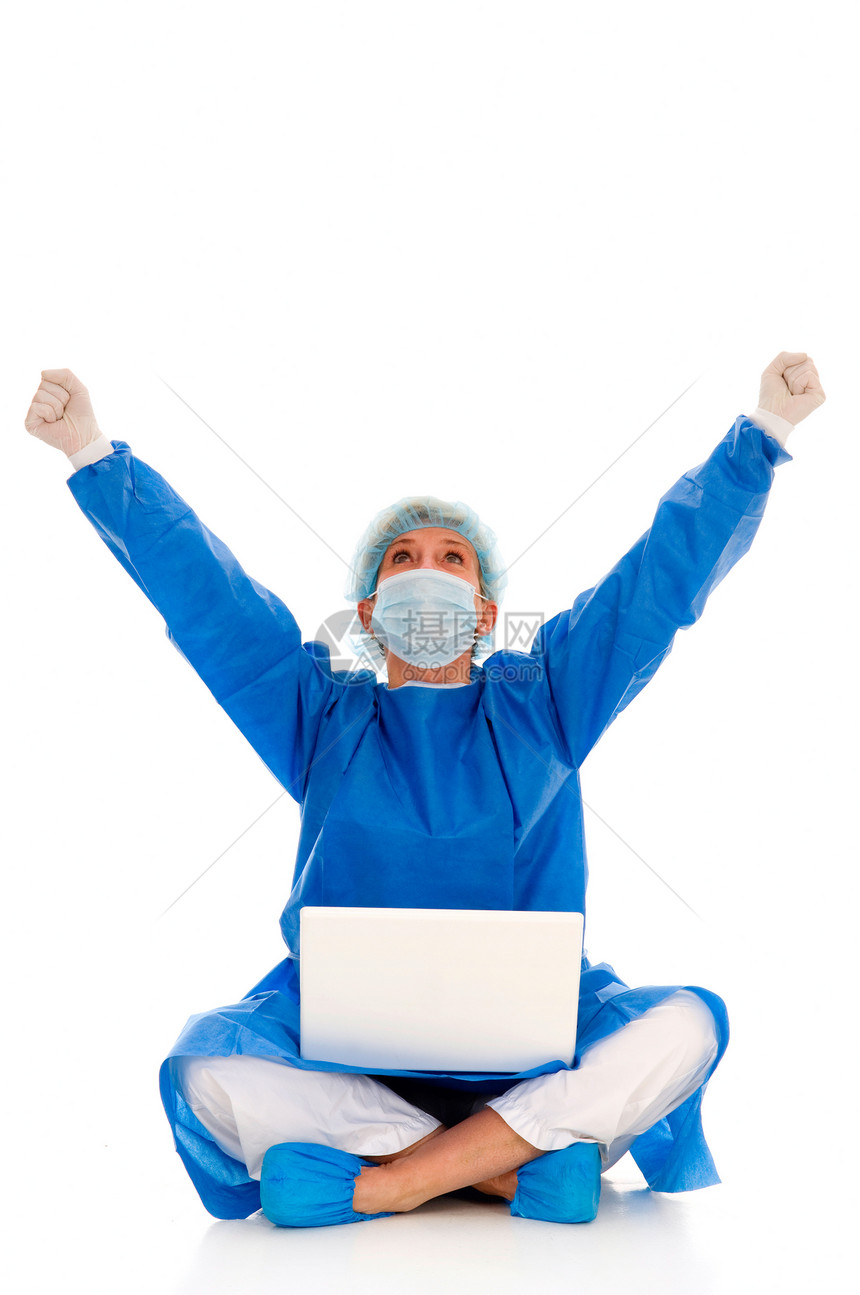 女性外科医生 对笔记本电脑感到高兴图片