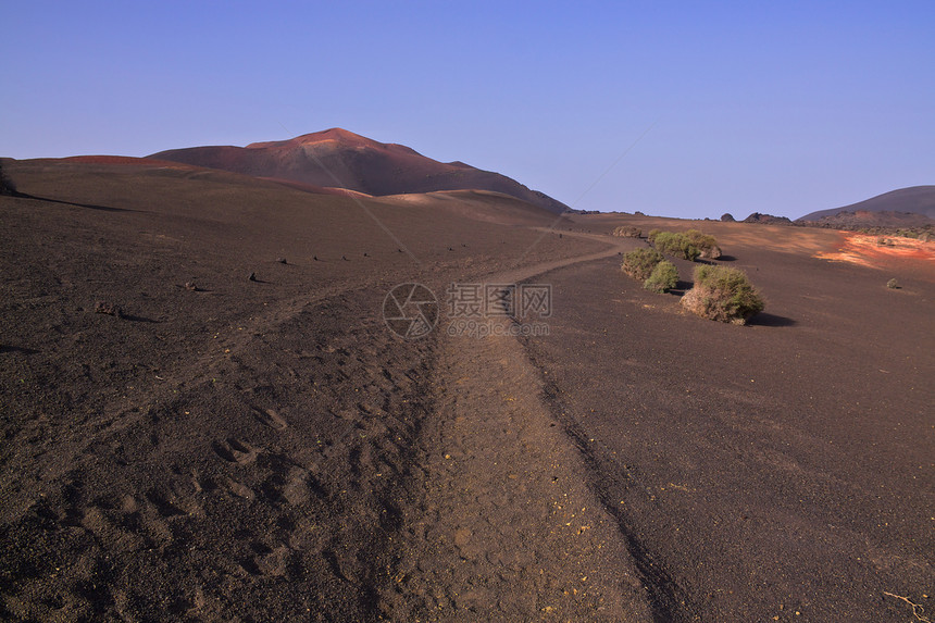 步行穿过火山公园图片