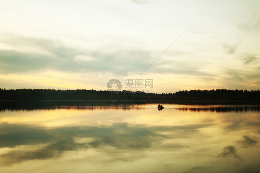 日落湖森林风景海岸环境植物群旅游假期旅行橙子蓝色图片