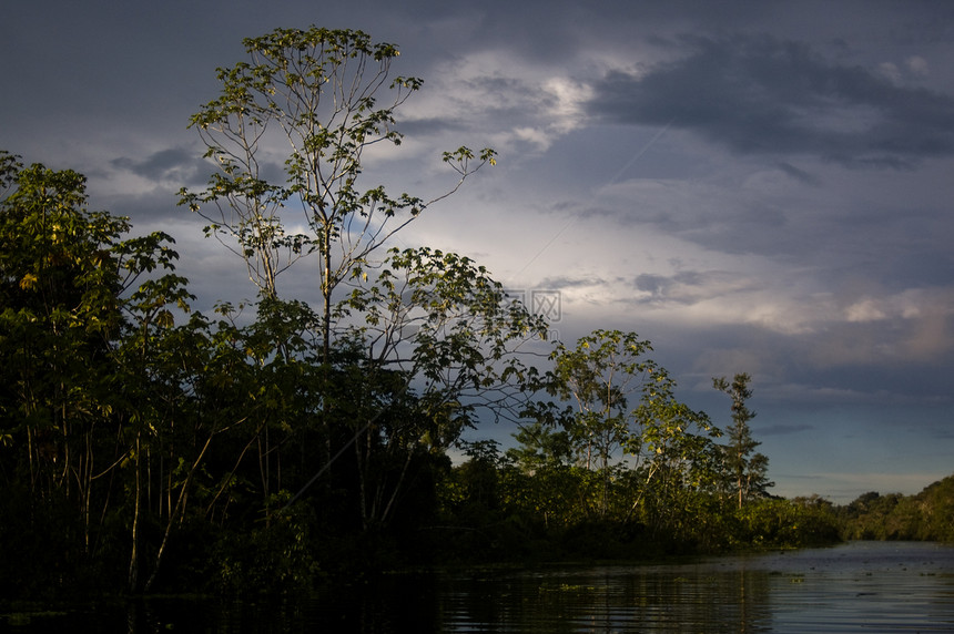 亚马逊上空有暴风的天空图片
