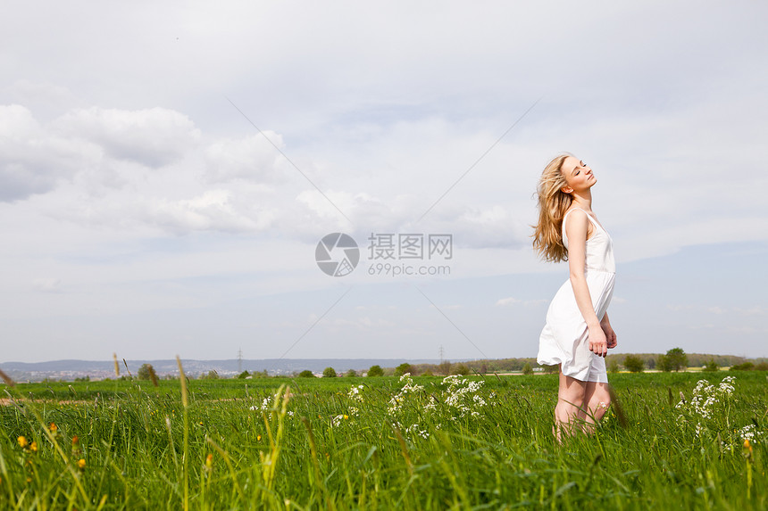 夏天在户外快乐的美丽金发美女季节活力女性幸福成人晴天天空场地阳光背景图片