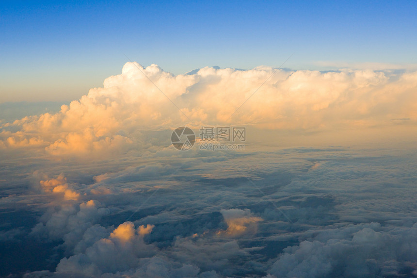 从平面看云层鸟瞰图背景航班外观天空图片