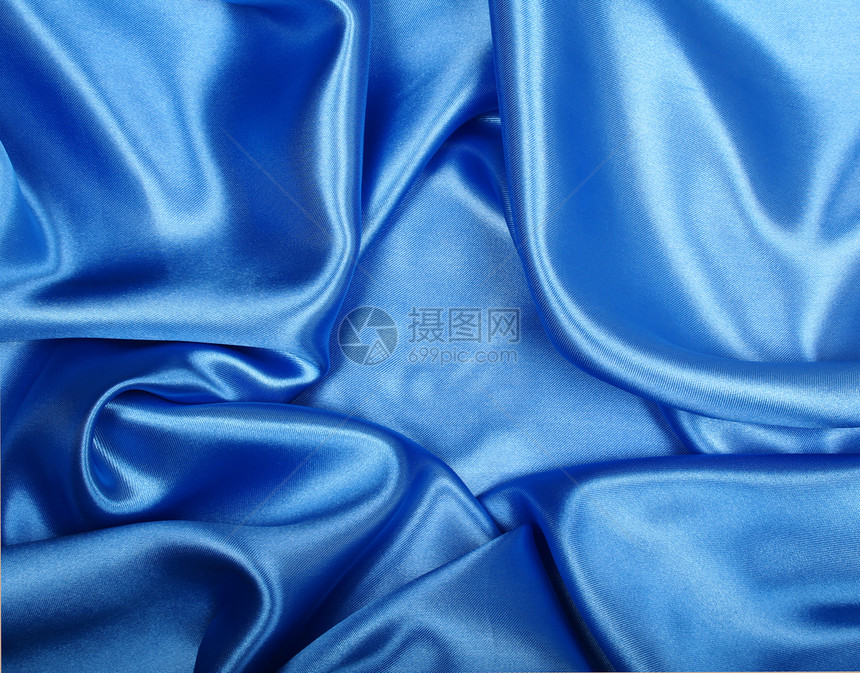 平滑优雅的蓝色丝绸可用作背景布料材料投标织物海浪纺织品天蓝色银色曲线折痕图片