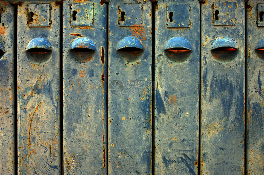 旧锁孔鳞片状金属锁定红色彩绘邮局图片