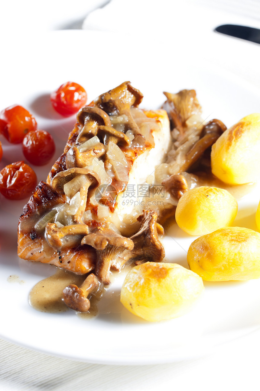 烤鲑鱼加蘑菇和樱桃西红柿食物土豆美食静物盘子营养蔬菜图片