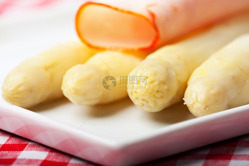 盘子上的白白白和火腿边缘倾斜黄色芳香午餐季节食物蔬菜宏观红色图片