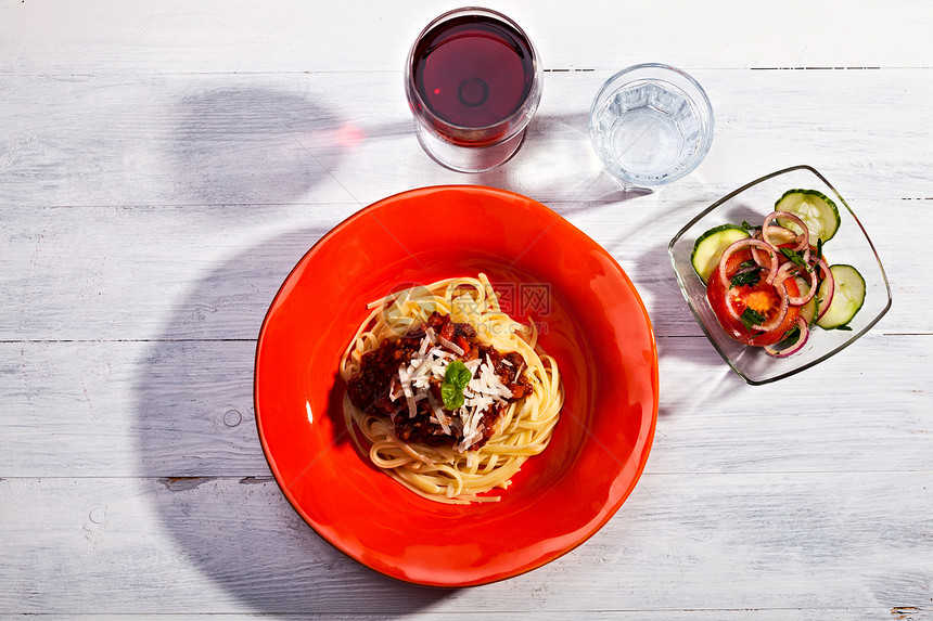 红色盘子上的意大利面食物烹饪木头美食阴影美味叶子饮食糖类玻璃图片