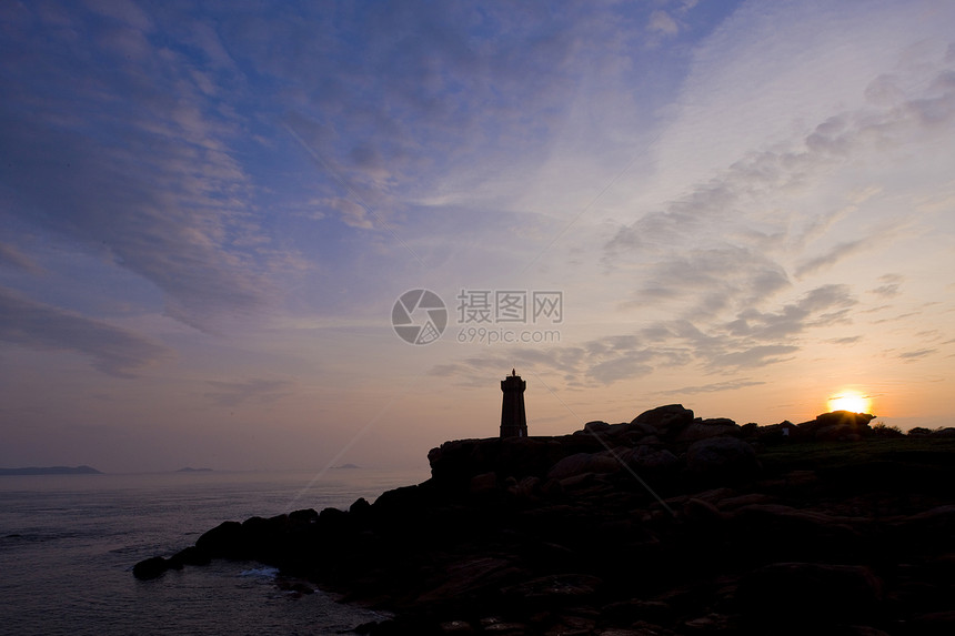 法国布列塔尼普卢马纳克Pors Kamor灯塔太阳旅行支撑极光建筑学海洋剪影红色建筑沿海图片