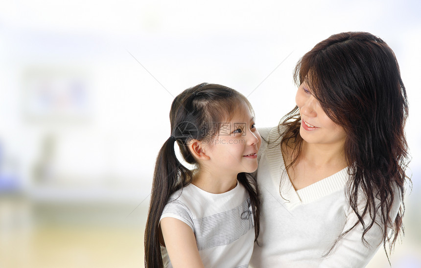 亚裔母亲和女儿幼儿园父母房子女士孩子幸福女性女孩黑色喜悦图片