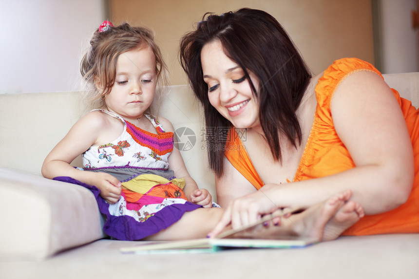 家庭女士阅读微笑乐趣女性沙发孩子教育女儿童年图片