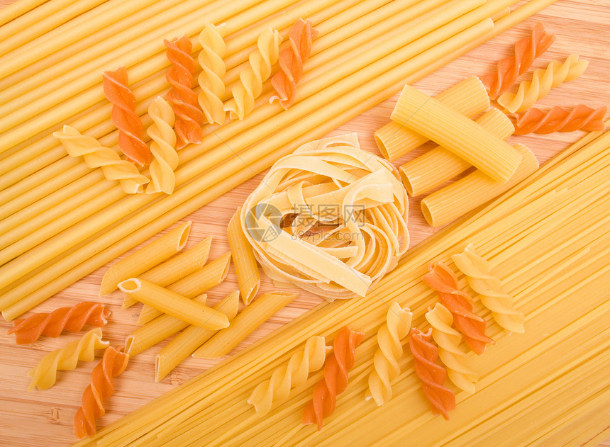 不同种类的意大利意面餐厅食物饮食面条生活小麦草药盘子营养美食图片