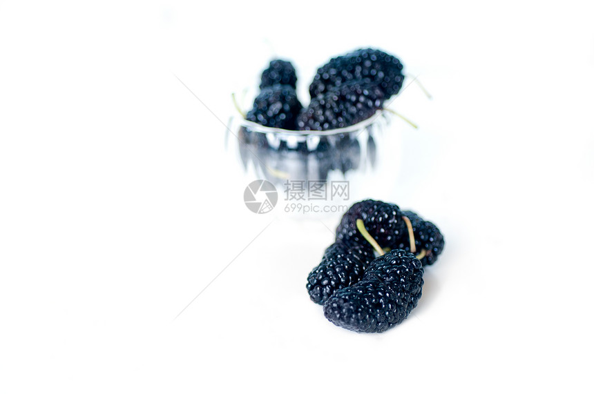 白色上方有新鲜的成熟木莓团体营养叶子紫色甜点水果宏观饮食食物工作室图片
