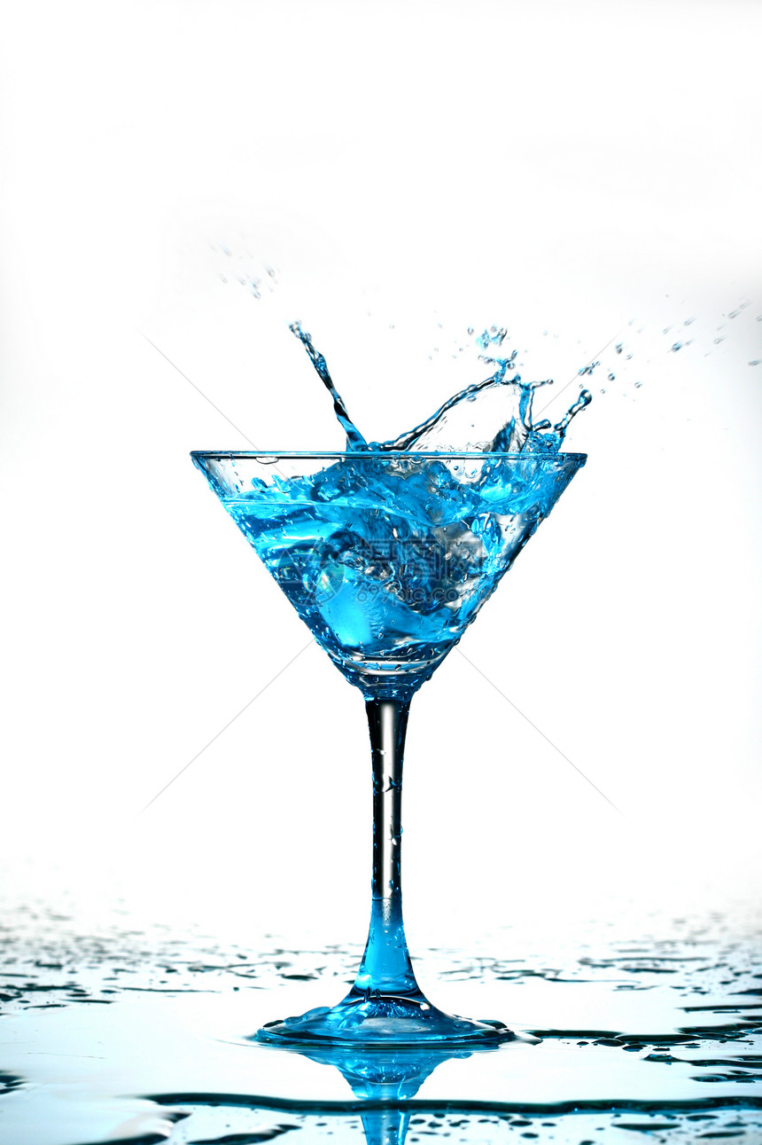 蓝鸡尾花小瓶高脚杯饮料药瓶飞溅果汁食物反射酒吧杯子图片