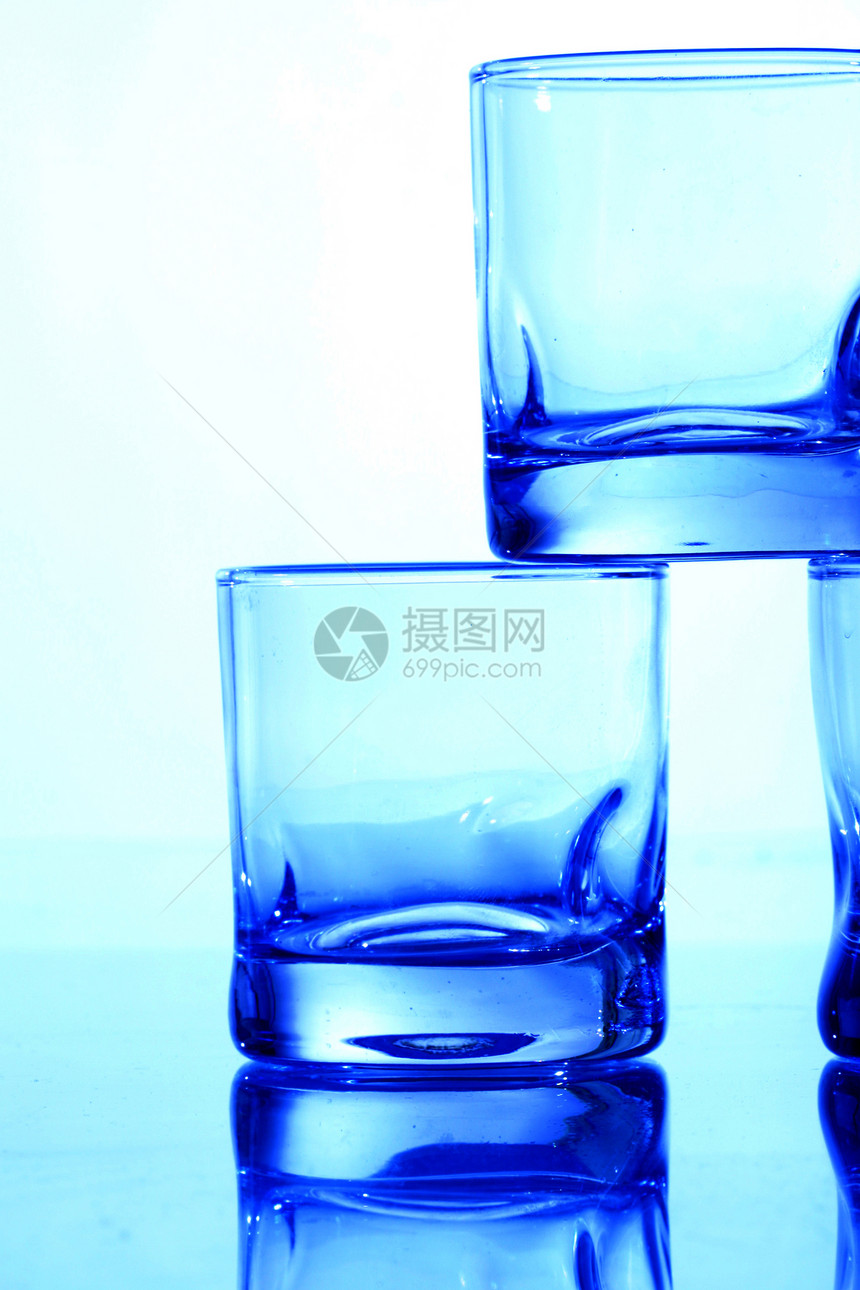玻璃背景水晶派对魅力杯子陶器蓝色液体饮料反射酒吧图片