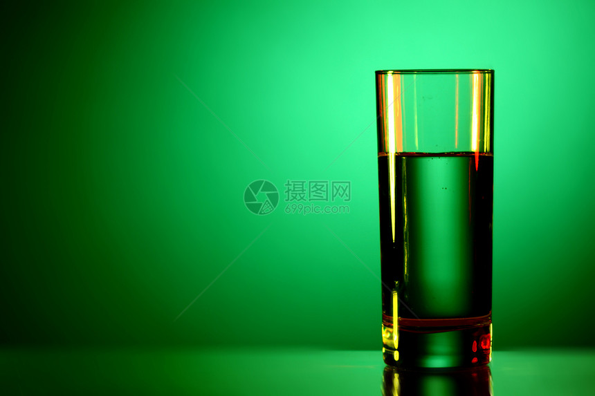 以绿色的水生液体茶点食物饮料白色酒吧作品玻璃水晶图片