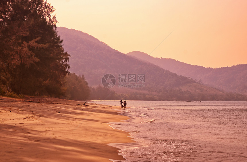 海滩上的情侣海岸旅行太阳热带夫妻浪漫橙子海洋天空日出图片