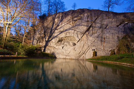 垂死黄昏时在瑞士卢塞恩的狮子纪念碑背景