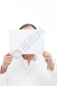 男人在脸前拿着空白纸的人背景图片