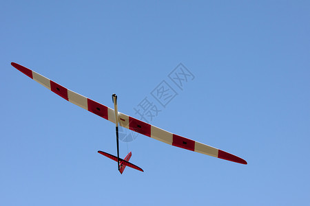 电子翅膀素材RC滑翔机在蓝天空中飞行天空电子螺旋桨空气爱好航空闲暇蓝色飞机航班背景