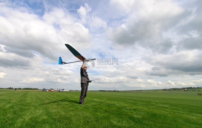 人射入天空 飞翔滑翔引擎乐趣飞行员飞机场地航空螺旋桨天线男人玩具图片