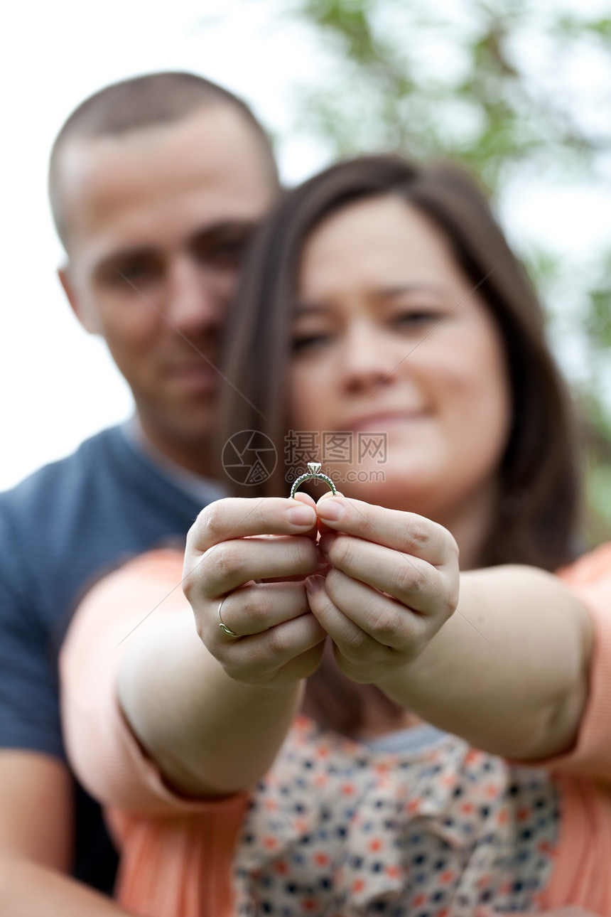 订婚夫妇持有戒指图片