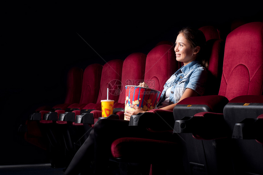 电影院中的女性夫妻闲暇享受眼镜大厅活动夜生活电影乐趣观众图片