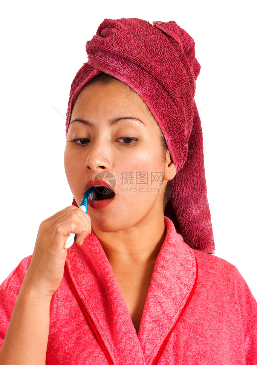 妇女用牙刷刷刷牙膏图片
